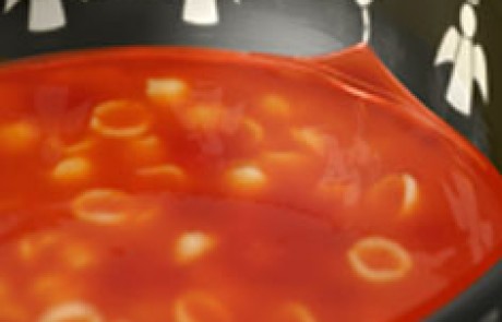 מרק עגבניות פיקנטי קר ומיני רביולי בעיטור יוגורט
