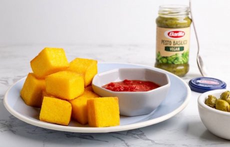 קוביות פולנטה מטוגנות עם רוטב עגבניות ופסטו