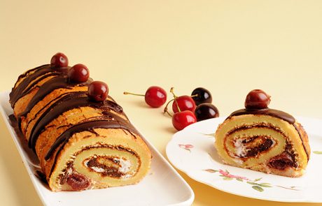 מתכון לעוגת רולדה במילוי קרם טחינה שוקולד ודובדבנים