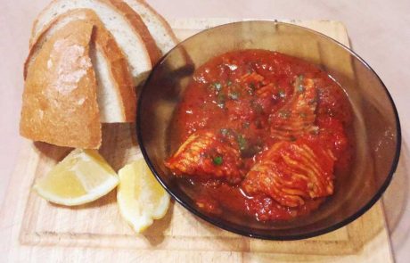 דג אמנון ברוטב איטלקי של עגבניות ופסטו