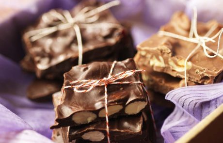 מתכון מתוק: חטיפי שוקולד מריר בשילוב שקדים שלמים