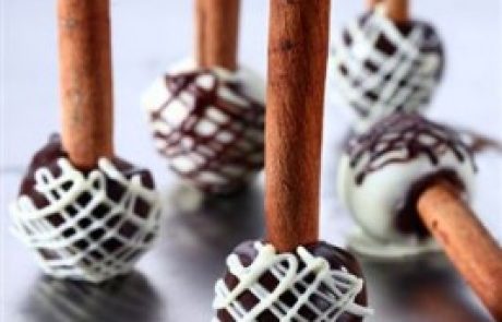 מתכון לפסח: פטיפור קוקוס ושוקולד לבן בציפוי שוקולד על מקל קינמון