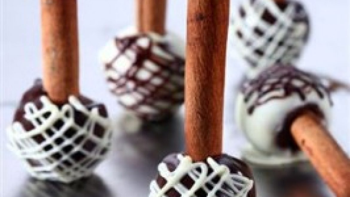 מתכון לפסח: פטיפור קוקוס ושוקולד לבן בציפוי שוקולד על מקל קינמון
