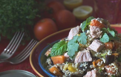 סלט בורגול וירקות צלויים בליווי טונה מעושנת