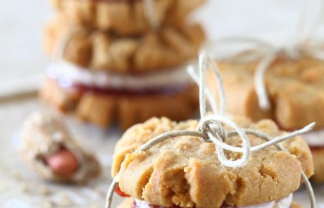 עוגיות חמאת בוטנים עם מרשמלו טוויסטר וריבת תות